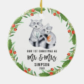 Niedlich Raccoon Erste Weihnacht als Mr. und Mrs.  Keramik Ornament (Hinten)