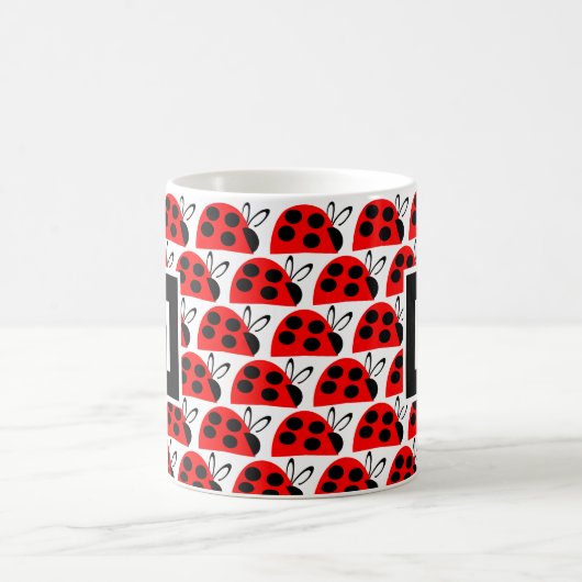 Niedlich Red Black Ladybug Monogram Kaffeetasse (Mittel)