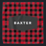 Niedlich Red Buffalo Karierter Personalisierter Hu Halstuch<br><div class="desc">Dieses niedliche Haustierbandana weist ein kariertes rotes und schwarzes Büffel-Muster auf,  mit einem schwarzen Abzeichen,  in dem Sie sich mit dem Namen Ihres Hundes,  Ihrer Katze oder eines anderen Haustieres personalisieren können. So niedlich und gemütlich für Ihr Haustier.</div>