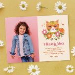 Niedlich Retro Floral Cat Foto Geburtstag Dankeskarte<br><div class="desc">Diese niedlichen Geburtstagskarten zeigen eine handgezeichnete Retrokatze mit Sonnenbrille, Blumengesteine (einschließlich Gänseblümchen) und Sternakzente. Retro-Typografie lautet: "Danke." Eine Farbpalette aus rosa, orangefarbenen, gedämpften Grüntönen und olivenfarbenen, rustikalen und Vintagen Elementen verleiht dem Ganzen ein besonderes Retro-Ambiente! Eine Bildvorlage und Vorlagen sind für eine einfache Personalisierung enthalten. Die Rückseite enthält ein passendes...</div>