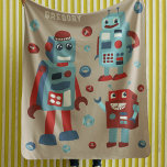 Niedlich Retro Robots Personalisierte Sci-Fi Fleecedecke<br><div class="desc">Bleibe dich warm und toasty, während du deine Lieblings-Sci-Fi-Filme mit diesem niedlichen personalisierten Werfer Decke anschaust. Fügen Sie einfach einen Namen hinzu, um ein freundliches Geschenk mit einem Vintagen Look zu erstellen. Diese Fleecedecke zeigt niedliche Retrografien von Robotern in Blau- und Rottönen sowie einige koordinierende Hex-Nüsse vor einem bräunlichen Hintergrund....</div>