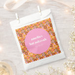 Niedlich Retroflor Rosa Orange Bat Mitzvah Custom Geschenktütchen<br><div class="desc">Niedlich Retro Groovy Blütenrosa Orange Bat Mitzvah Custom Gevor Bag</div>
