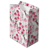 Niedlich rosa Aquarell Blütenhandbemalt Mittlere Geschenktüte (Rückseite Schrägansicht)