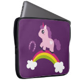 Niedlich rosa Einhorn auf einem Regenbogen Laptopschutzhülle (Vorne Rechts)