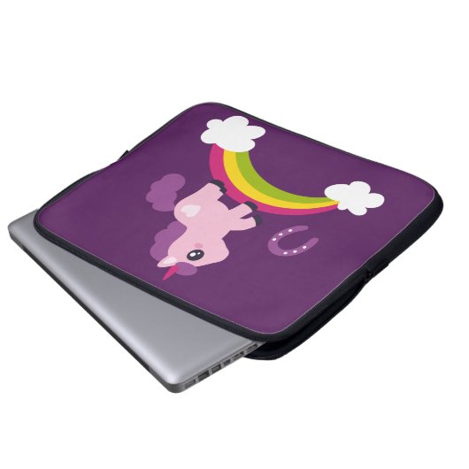 Niedlich rosa Einhorn auf einem Regenbogen Laptopschutzhülle (Vorne Knopf)