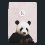 Niedlich-rosa-Flüchtige Blick-a-Boo-Panda-Fotograf iPad Pro Cover<br><div class="desc">Niedlich rosa Flüchtige Blick-a-Boo Panda Fotograf Monogram Design. Mit einem bezaubernden Panda-Bären pinkeln hoch zu sagen hi! Macht Spaß und liebenswertes Geschenk für Kinder, Jugendliche und Erwachsene, für Geburtstage Weihnachten und mehr. Personalisiert mit Ihrem Anfangsbuchstaben und Namen! Mit Monogramm Ipad-Abdeckung! ~ Karo mein Shop zu sehen, die gesamte Office Suite...</div>
