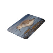 Niedlich Sanderling Sandpiper Walking Winter Beach Badematte (Schrägansicht)