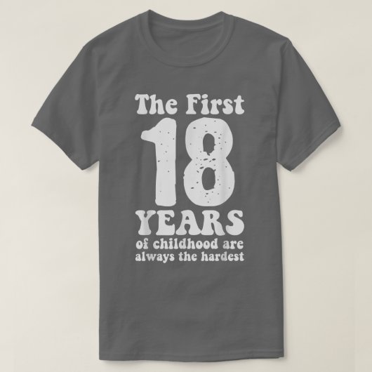 niedlich sind die ersten 18 Jahre der Kindheit imm T-Shirt (Design vorne)