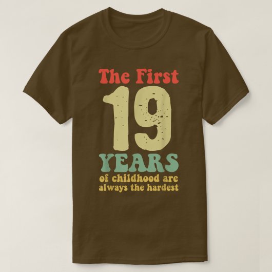 niedlich sind die ersten 19 Jahre der Kindheit imm T-Shirt (Design vorne)