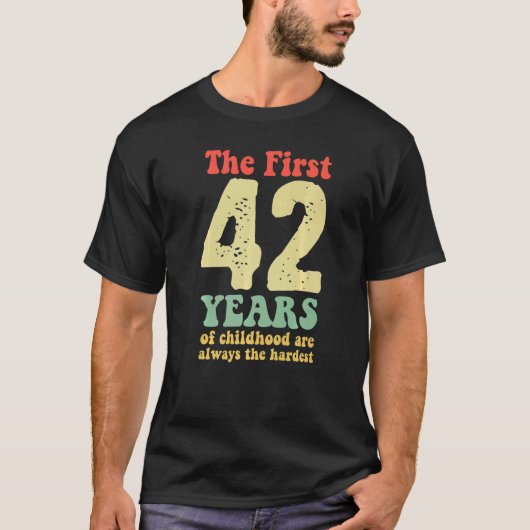 niedlich sind die ersten 42 Jahre der Kindheit imm T-Shirt (Vorderseite)