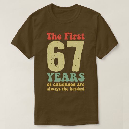 niedlich sind die ersten 67 Jahre der Kindheit imm T-Shirt (Design vorne)
