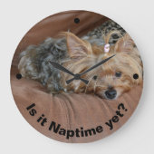 Niedlich Sleepy Yorkshire Terrier Große Wanduhr (Vorderseite)