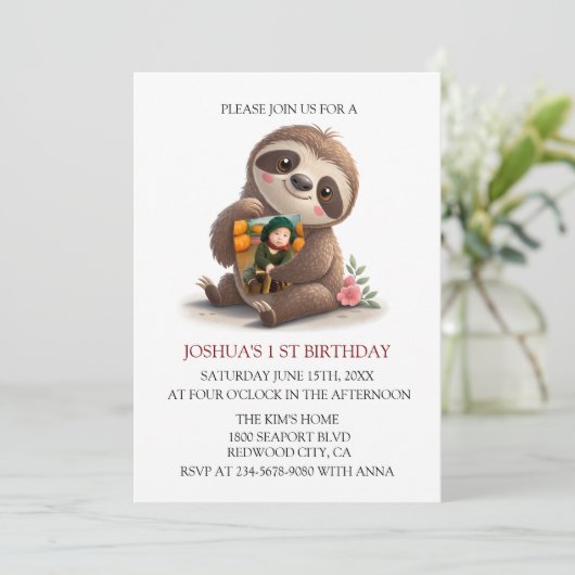 Niedlich Sloth Birthday Einladung (Stehend Vorderseite)