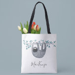 Niedlich Sloth Personalisiert Tasche<br><div class="desc">Niedliche Aquarellneigung mit Schriftnamen-Typografie auf der Vorderseite und einem passenden Faultier auf der Rückseite. Ideal für Tierfreunde. Ändern Sie den Namen zum Anpassen. Originelle Kunst von Nic Squirrell.</div>