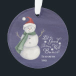 Niedlich Snowman Bunco Dice Mit Monogramm Ornament<br><div class="desc">Wunderschöne Bunco Typografie "Lass die Gute Times Roll" mit Glück Bunco Würfel. Ein fröhlicher Schneemann mit blauem Hintergrund. mit Monogramm mit dem Namen und dem Jahr des Geschenks.</div>