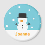 Niedlich Snowman Christmas Kids Personalisiert Mag Magnet<br><div class="desc">Feiern Sie diese Weihnachtsfeiertage mit diesem niedlichen Schneemann,  der einen schwarzen Top-Hut und eine Karotte für seine Nase auf einem Schneewintergrund trägt. Personalisieren Sie einfach Ihre Daten.</div>