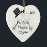 Niedlich Snowman Couple First Christmas Together 2 Keramik Ornament<br><div class="desc">Adorable Ornament,  dass Sie personalisieren können auf Ihre eigene Art.Die Snowman Coupel sind zu niedlich. Ideal für jedes Paar nicht nur für Neugeborene. Weihnachtsmädchen oder Jubiläum,  Verlängerung der Vows... jeder in der Liebe...  Geschenk der Verlobung,  POLTERABEND</div>