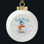 Niedlich Snowman Keramik Kugel-Ornament<br><div class="desc">Kalte Hände, warmes Herz... also sagen sie! Tragen Sie mit diesem bezaubernden Schneemann den Urlaubssinn mit. Passen Sie den Text Ihren Wünschen an (Sie können ihn sogar löschen). Wenn Sie ein helles Shirt gewollt haben, können Sie auch die Farbe des Schriftartes ändern. Erhältlich in dunklen und hellen Farben (einschließlich Schwarz...</div>