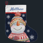 Niedlich Snowman Red Green Sweater Hat Snowflakes  Großer Weihnachtsstrumpf<br><div class="desc">Dieser personalisierte Weihnachtsschneemann besticht durch einen niedlichen Schneemann,  der auf einem blauen Einbrecher mit Schneeflocken einen rot,  blau und goldglänzenden Pullover trägt. Ein roter Streifen von Einbruch an der oberen Grenze von Weiß hat einen Namen in Hand Schrift blau Typografie für Sie anzupassen. Entworfen von Susan Coffey.</div>