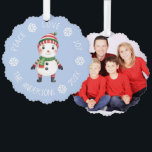 Niedlich Snowman Weihnachten Friede Liebe Joy Snow Ornament Karte<br><div class="desc">Ein Weihnachtsdesign: ein niedlicher Schneemann mit Strickschal, rot und grün gestreiftem Schal und Hut, auf hellblauem Hintergrund, umgeben von gewölbten Texten mit weißen Schneeflocken zwischen den Wörtern. Die Nachricht oben ist Peace Liebe Joy, darunter ist der Name und das Jahr. Auf der Rückseite ist ein Platzhalter-Foto von White77 von Pixabay,...</div>