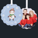 Niedlich Snowman Weihnachten Friede Liebe Joy Snow Ornament Karte<br><div class="desc">Ein Weihnachtsdesign: ein niedlicher Schneemann mit Strickschal, rot und grün gestreiftem Schal und Hut, auf hellblauem Hintergrund, umgeben von gewölbten Texten mit weißen Schneeflocken zwischen den Wörtern. Die Nachricht oben ist Peace Liebe Joy, darunter ist der Name und das Jahr. Auf der Rückseite ist ein Platzhalter-Foto von White77 von Pixabay,...</div>