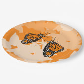 Niedlich spielend Orange Monarch Butterfliegen Pappteller (Schrägansicht)
