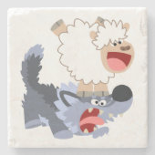 Niedlich spielender Cartoon Sheep and Wolf Stone U Steinuntersetzer (Vorderseite)