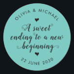 Niedlich süß beendet Neuanfang Hochzeit Aquamarin  Runder Aufkleber<br><div class="desc">Ein klassischer Black Danke You Wedding Sticker mit "A sweet end to a new begin" in einer rustikalen modernen eleganten Schriftart Kalligraphie. Sie können es einfach mit Ihren Namen und Hochzeitsdatum personalisiert.</div>