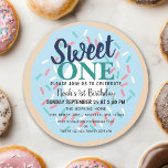Niedlich Sweet One Donut Kids zum ersten Geburtsta Einladung<br><div class="desc">Feiern Sie mit diesem Niedlichen Sweet One Donut Kids First Birthday Design den besonderen Tag Ihres Süßes. Dieses Design hat einen farbenfrohen Donut. Das Gegenteil ist ein Muster von Sprinklen. Matching Items in unserem Shop für ein komplettes Party Thema. Seitenmock-Up für die Titelseite,  bereitgestellt von Freepik.com.</div>