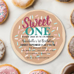 Niedlich Sweet One Donut Kids zum ersten Geburtsta Einladung<br><div class="desc">Feiern Sie mit diesem Niedlichen Sweet One Donut Kids First Birthday Design den besonderen Tag Ihres Süßes. Dieses Design hat einen farbenfrohen Donut. Das Gegenteil ist ein Muster von Sprinklen. Matching Items in unserem Shop für ein komplettes Party Thema. Seitenmock-Up für die Titelseite,  bereitgestellt von Freepik.com.</div>