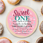 Niedlich Sweet One Donut Kids zum ersten Geburtsta Einladung<br><div class="desc">Feiern Sie mit diesem Niedlichen Sweet One Donut Kids First Birthday Design den besonderen Tag Ihres Süßes. Dieses Design hat einen farbenfrohen Donut. Das Gegenteil ist ein Muster von Sprinklen. Matching Items in unserem Shop für ein komplettes Party Thema. Seitenmock-Up für die Titelseite,  bereitgestellt von Freepik.com.</div>