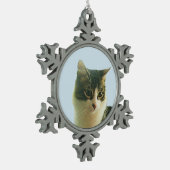 Niedlich Tabby Cat Face Schneeflocken Zinn-Ornament (Links)