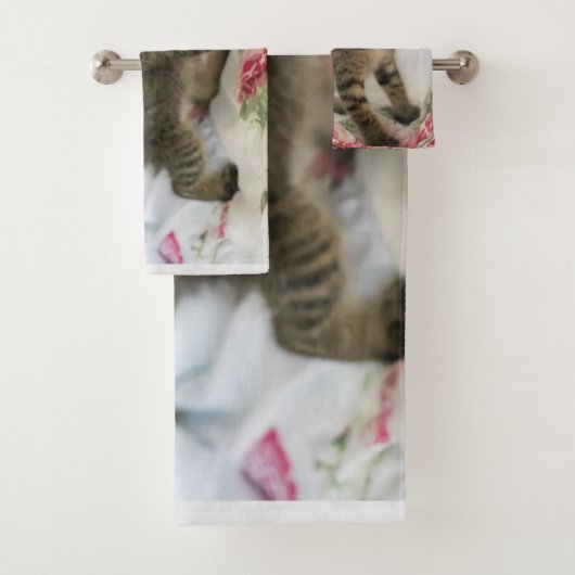 Niedlich Tabby Kitten sieht überraschend aus Badhandtuch Set (Insitu)