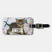 Niedlich Tabby Kitten sieht überraschend aus Gepäckanhänger (Vorderseite horizontal)