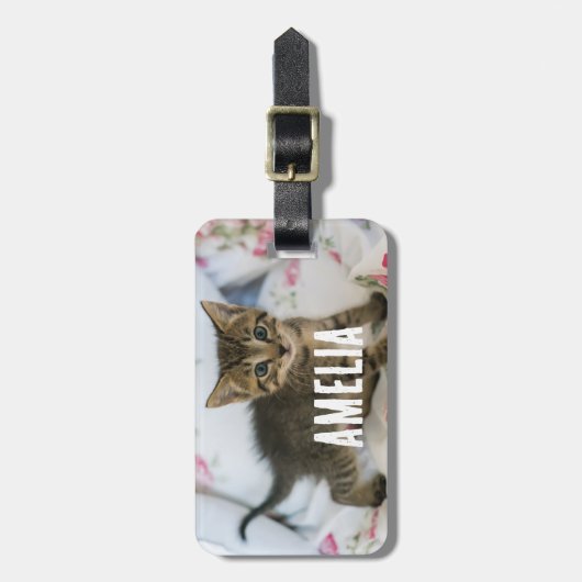 Niedlich Tabby Kitten sieht überraschend aus Gepäckanhänger (Vorderseite vertikal)