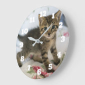 Niedlich Tabby Kitten sieht überraschend aus Große Wanduhr (Winkel)