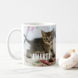Niedlich Tabby Kitten sieht überraschend aus Kaffeetasse