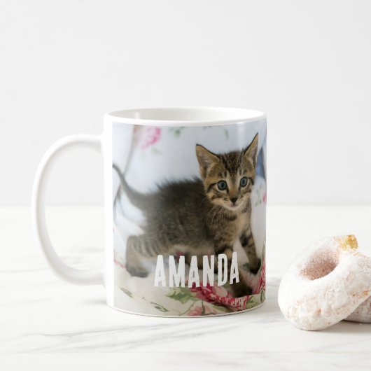 Niedlich Tabby Kitten sieht überraschend aus Kaffeetasse (Mit Donut)