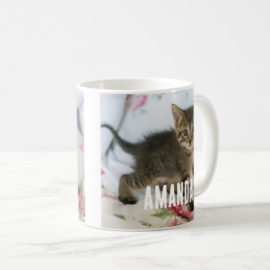 Niedlich Tabby Kitten sieht überraschend aus Kaffeetasse (VorderseiteRechts)