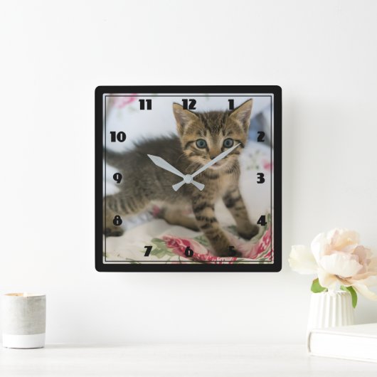 Niedlich Tabby Kitten sieht überraschend aus Quadratische Wanduhr (Zuhause)