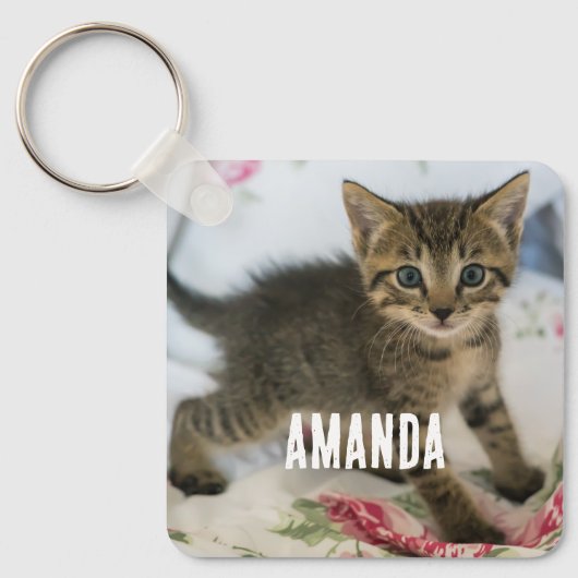 Niedlich Tabby Kitten sieht überraschend aus Schlüsselanhänger (Vorderseite)