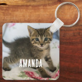 Niedlich Tabby Kitten sieht überraschend aus Schlüsselanhänger (Rückseite)
