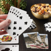 Niedlich Tabby Kitten sieht überraschend aus Spielkarten (In Situ)