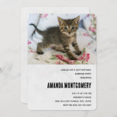 Niedlich Tabby Kitten sieht überraschend Geburtsta Einladung (Vorne/Hinten)