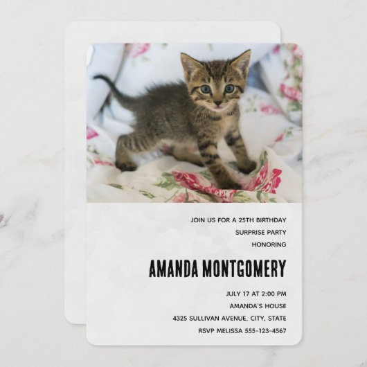 Niedlich Tabby Kitten sieht überraschend Geburtsta Einladung (Vorne/Hinten)