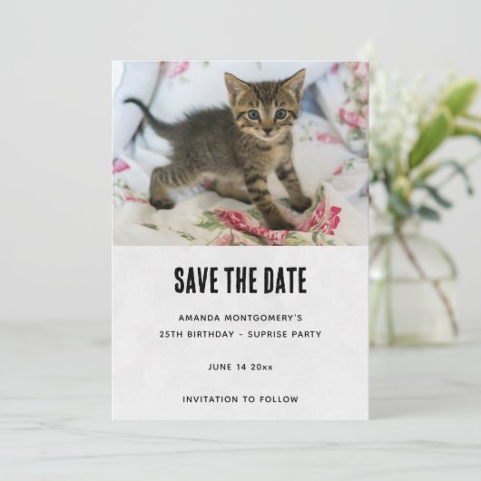 Niedlich Tabby Kitten sieht überraschend Geburtsta Save The Date (Stehend Vorderseite)
