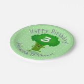 Niedlich tanzende Brokkoli personalisierter Geburt Pappteller (Schrägansicht)