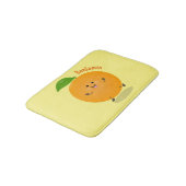 Niedlich tanzende Orangenzitrusfrüchte Badematte (Schrägansicht)
