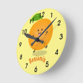 Niedlich tanzende Orangenzitrusfrüchte rund um die Runde Wanduhr (Winkel)