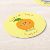 Niedlich tanzende Orangenzitrusfrüchte Runder Pappuntersetzer (Angewinkelt)